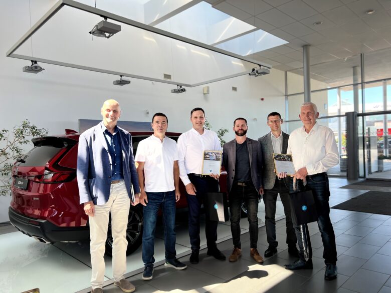 Foto no kreisās: AS “WESS Select” valdes priekšsēdētājs Aleksandrs Oskins, “If P&C Insurance” AS Latvijas filiāles transportlīdzekļu atlīdzības daļas vadītājs Ģirts Kubliņš, AS “WESS Select” virsbūvju nodaļas meistars-pieņēmējs Oļegs Bokovs, “If P&C Insurance” AS Latvijas filiāles partnerattiecību vadītājs Juris Druva, AS “WESS” valdes loceklis Aleksejs Radionovs un WESS Auto Group virsbūvju nodaļas vadītājs Aivars Graudiņš.