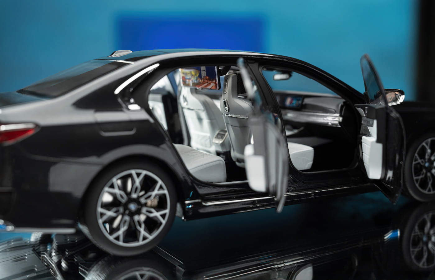 Миниатюра BMW I7 G70 1:18